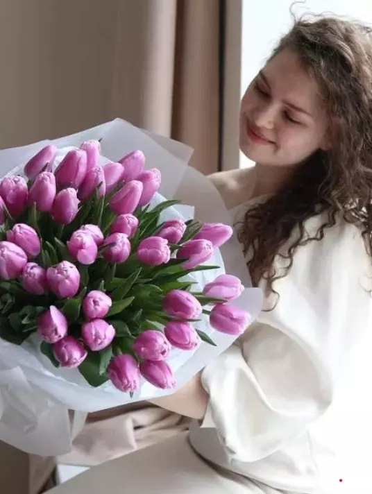 Буке из 27 тюльпанов в красивой упаковке