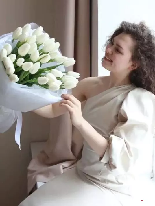 Букет из 31 белого тюльпана в красивой упаковке